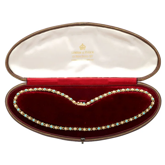 Jewelry box with a necklace inside, featuring the brand 'Lorier & Roque'.