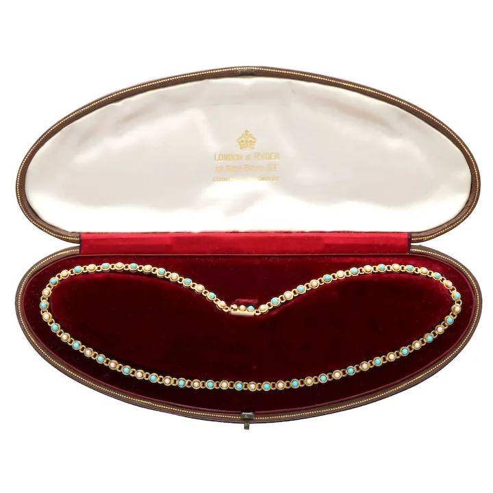 Jewelry box with a necklace inside, featuring the brand 'Lorier & Roque'.