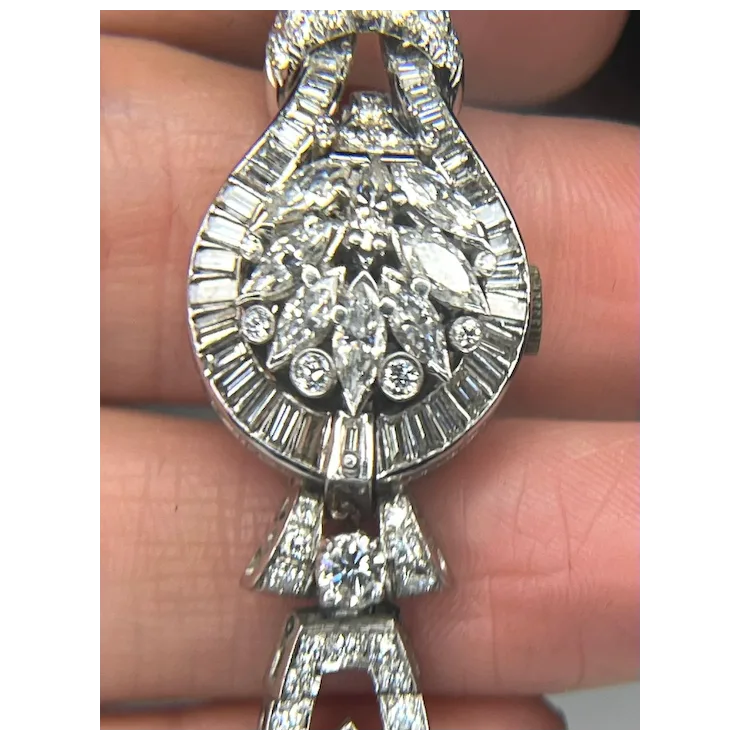 Silver necklace with a teardrop-shaped pendant on a hand